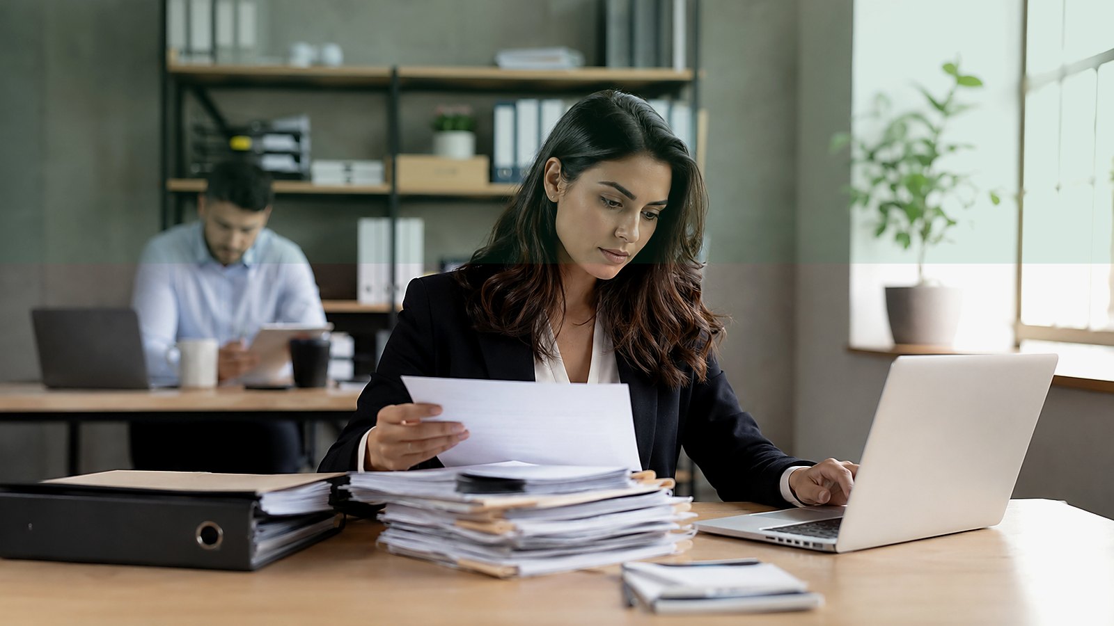 Professionnels analysant des documents dans un bureau
