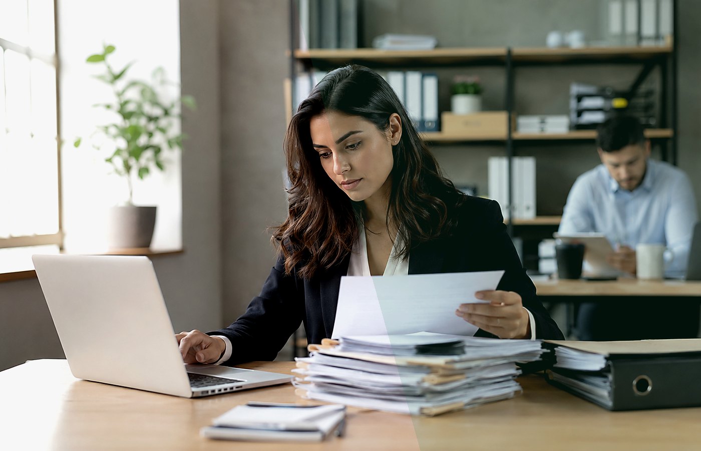 Documents et ordinateur en contexte professionnel